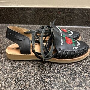 Black Leather Espadrilles with Floral Embroidery and Beautiful Spanish Quote